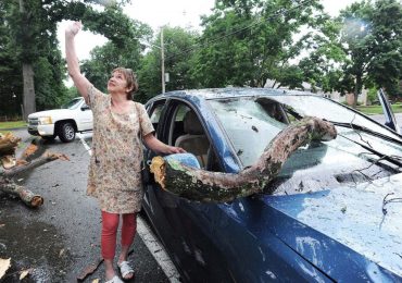 Mulher ouve a voz de Deus alertando-a para se abaixar e escapa de ser atingida por galho