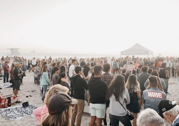 Governador manda fechar igrejas, mas fiéis se reúnem para cultuar ao ar livre - culto em público