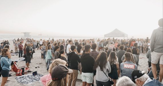 Governador manda fechar igrejas, mas fiéis se reúnem para cultuar ao ar livre - culto em público