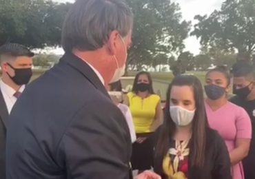 Pregadora cega entrega mensagem a Bolsonaro na entrada do Alvorada: ‘Não tema'