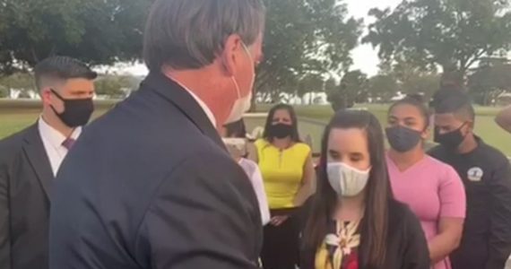 Pregadora cega entrega mensagem a Bolsonaro na entrada do Alvorada: ‘Não tema'