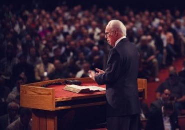 John MacArthur: 'Cristo, e não César, é o cabeça da Igreja’, diz pastor ao recusar fechar templo