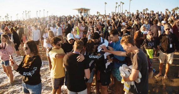 Em meio à pandemia, cristãos vivenciam avivamento em cultos ao ar livre na praia