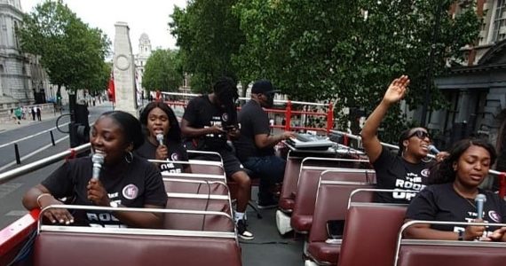 Cristãos cantam e oram em ônibus a céu aberto para levar esperança na pandemia