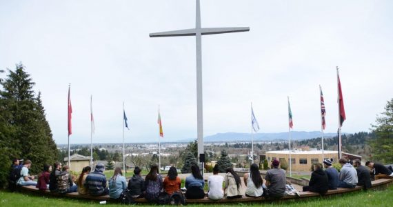 Black Lives Matter ameaça derrubar cruz em faculdade cristã por considerar símbolo racista