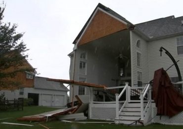 Tempestade Isaías ‘rasga' casa ao meio e família agradece a Deus por sair ilesa