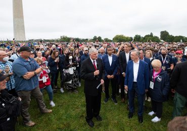 Franklin Graham reúne milhares de pessoas para orar pelos EUA