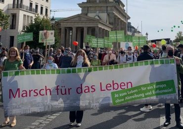 Milhares marcham contra a eutanásia, suicídio e o aborto