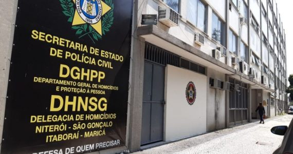 Filhos de Flordelis oraram e cantaram ‘Te Agradeço’ na carceragem