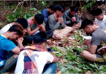 Cristãos fazem oração na floresta pra escapar da perseguição