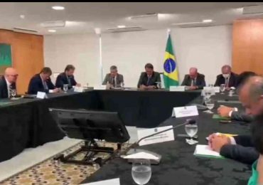 Milton Ribeiro conduz oração de equipe de ministros pela saúde de Bolsonaro