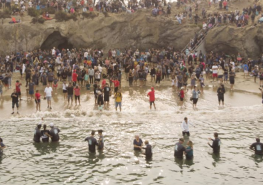 Batismo coletivo tem quase 1000 pessoas ao ar livre na praia