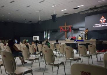 Debandada de fiéis leva igreja de Flordelis a fechar quatro filiais