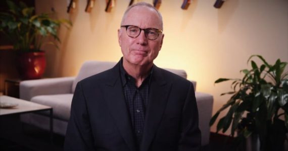 'Antes que Jesus acalme as tempestades, Ele vem até nós’, ensina Max Lucado