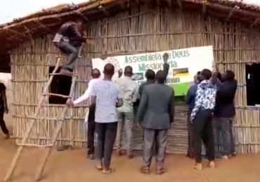 Dia de festa: cristãos comemoram templo feito com bambu na África