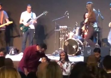 Luciano Camargo se emociona ao ver filha orar por ele na igreja