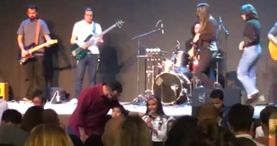 Luciano Camargo se emociona ao ver filha orar por ele na igreja