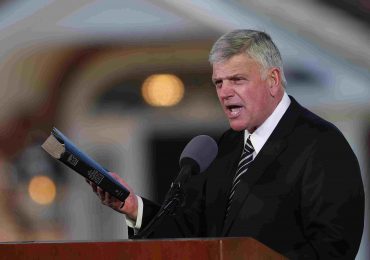 Franklin Graham: Papa tenta ‘normalizar a homossexualidade’ e dizer que a Bíblia é 'falsa'