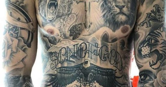 Justin Bieber possui diversas tatuagens com referências cristãs; Confira