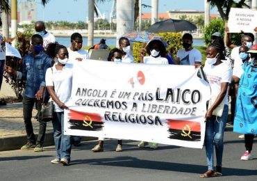 Seis mil membros da Universal em Angola protestam contra fechamento de templos