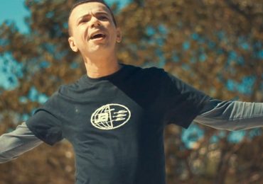 Professor produz clipe gospel para levar mensagem de esperança a alunos