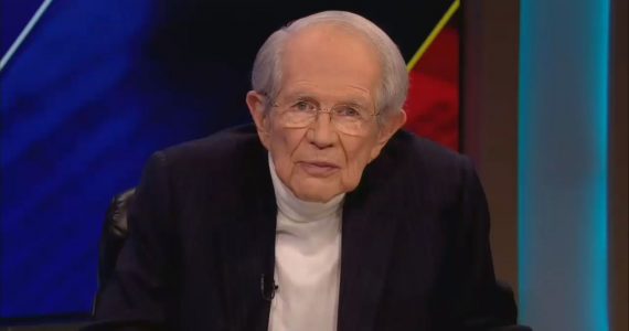 Trump será reeleito, profetiza Pat Robertson; Bruxas planejam feitiço contra o presidente