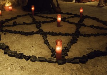 Satanistas processam empresa por não promover "ritual de aborto"