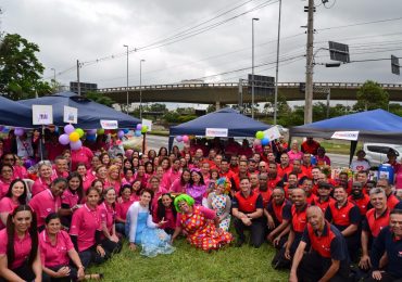 Igreja doa brinquedos a filhos de detentos no Dia das Crianças