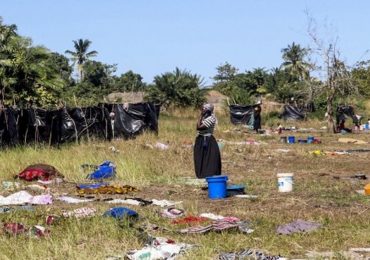 Radicais islâmicos matam 50 pessoas, algumas mulheres decapitadas