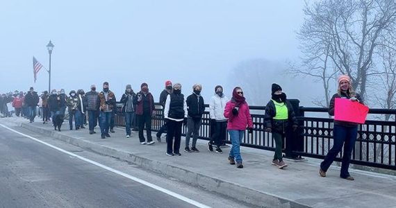 Adolescente organiza marcha de oração de 4 km em sua comunidade