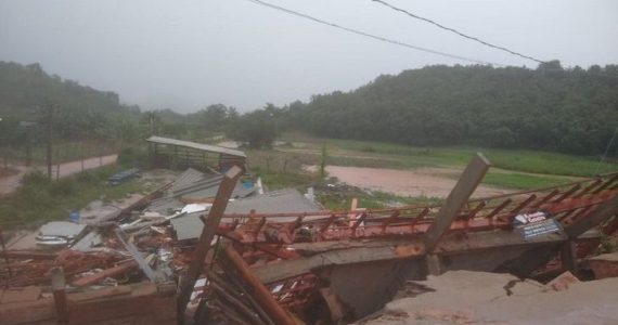 Casa desaba do 1° andar e família sei ilesa: “Foi mão de Deus"