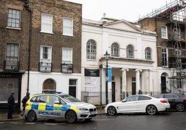 Polícia interrompe culto de batismo alegando prevenção contra segunda onda da Covid