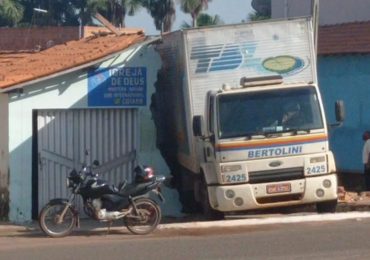 Caminhão desgovernado invade e destrói igreja no Tocantins