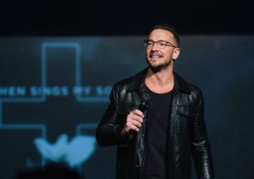 Demitido da Hillsong após adultério, pastor buscará tratamento para depressão e ansiedade