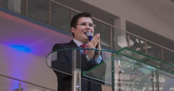 MP intima pastor após afirmação de que vacina chinesa tem ‘HIV dentro dela'