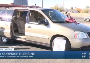 Desempregada, mãe de 7 filhos é presenteada por igreja com carro que comporta sua família