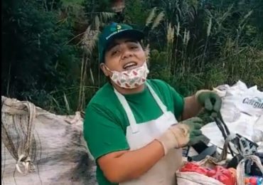 Vídeo de coletora de recicláveis cantando louvor no trabalho emociona e inspira