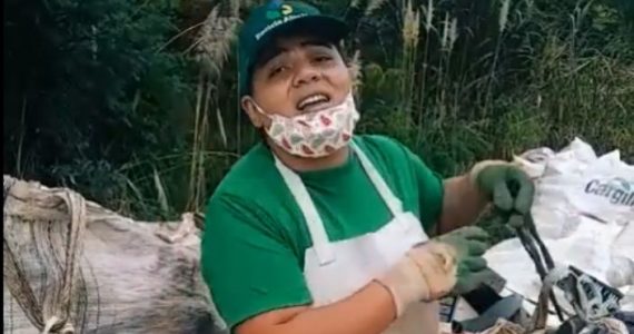 Vídeo de coletora de recicláveis cantando louvor no trabalho emociona e inspira