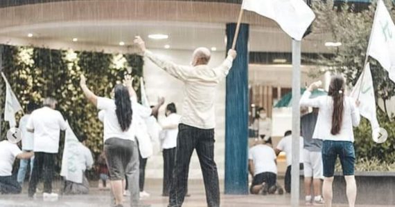 Curado da covid, pastor mobiliza fiéis para clamar por pacientes em frente a hospital