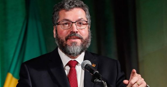 Pressionado pelo centrão, ministro Ernesto Araújo posta versículo contra "injustiça"