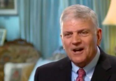 ‘Agradeço a Deus pelos pesquisadores’, diz Franklin Graham após tomar vacina contra covid