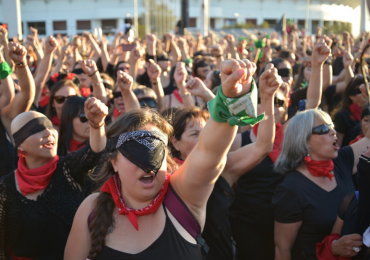 Marcha feminista é liberada, mas igrejas sofrem restrições na Espanha