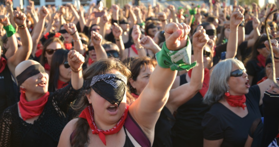 Marcha feminista é liberada, mas igrejas sofrem restrições na Espanha