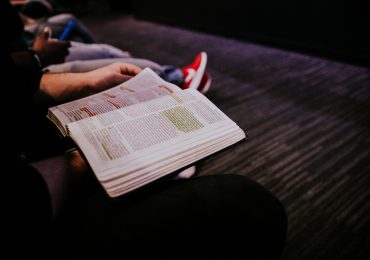 Umbandista protesta contra lei que estabelece leitura da Bíblia na sala de aula