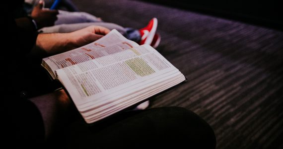 Umbandista protesta contra lei que estabelece leitura da Bíblia na sala de aula