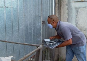 Pastor dribla pandemia vendendo sacos de lixo para manter contas da igreja em dia