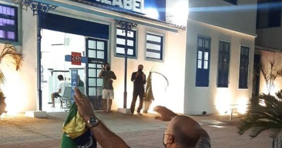 Pastor e fiéis usam ônibus para orar em hospitais e emocionam médicos e pacientes