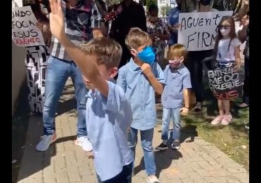 Trigêmeos clamam a Deus por pacientes em frente a hospital: ‘Estenda a Tua mão'