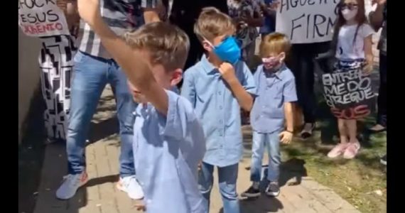 Trigêmeos clamam a Deus por pacientes em frente a hospital: ‘Estenda a Tua mão'