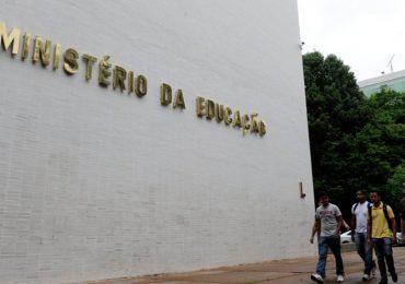 Pressão da bancada evangélica leva MEC a excluir saudação com ‘linguagem neutra'